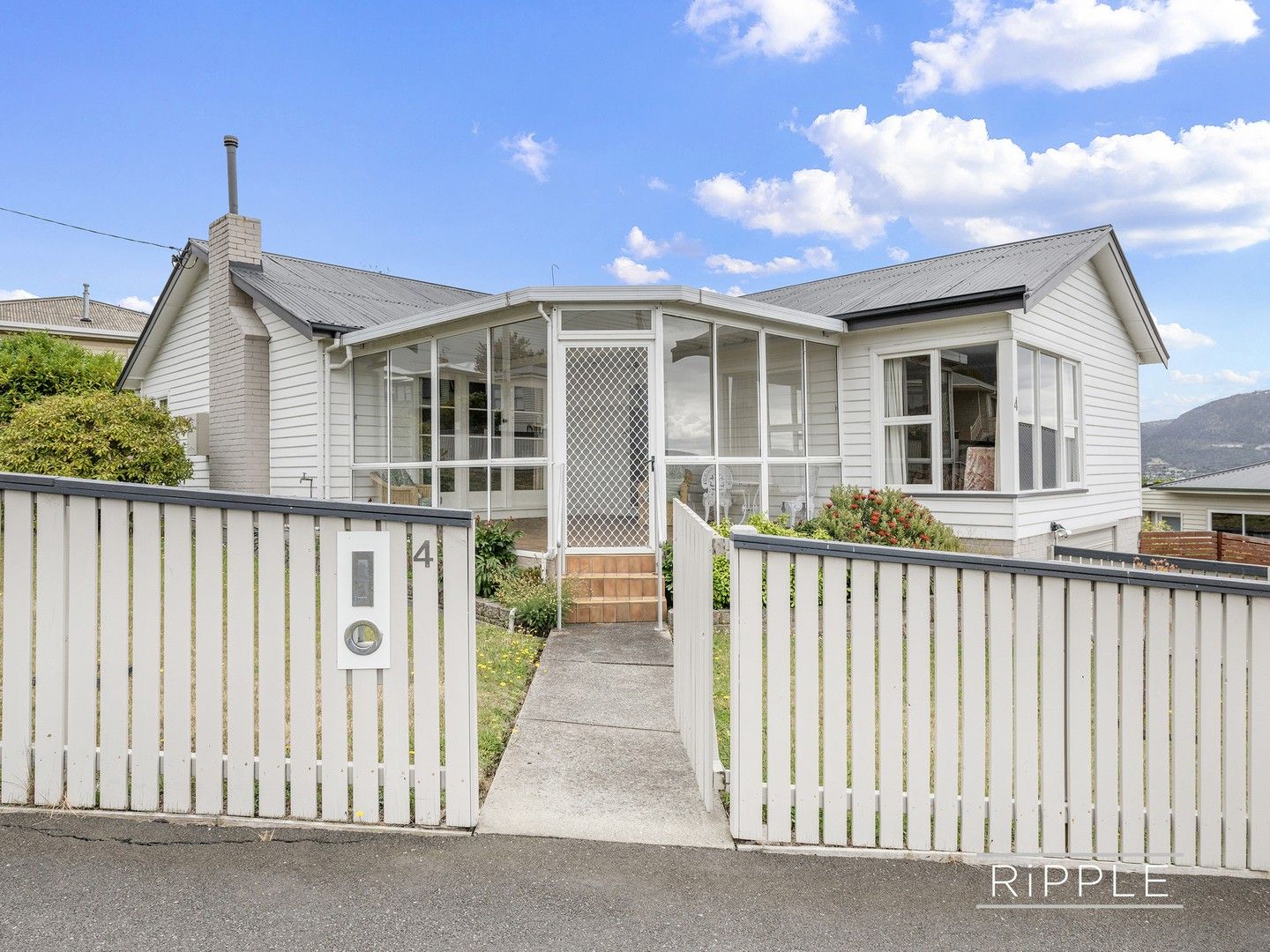 3 bedrooms House in 4 Milton Crescent MOONAH TAS, 7009