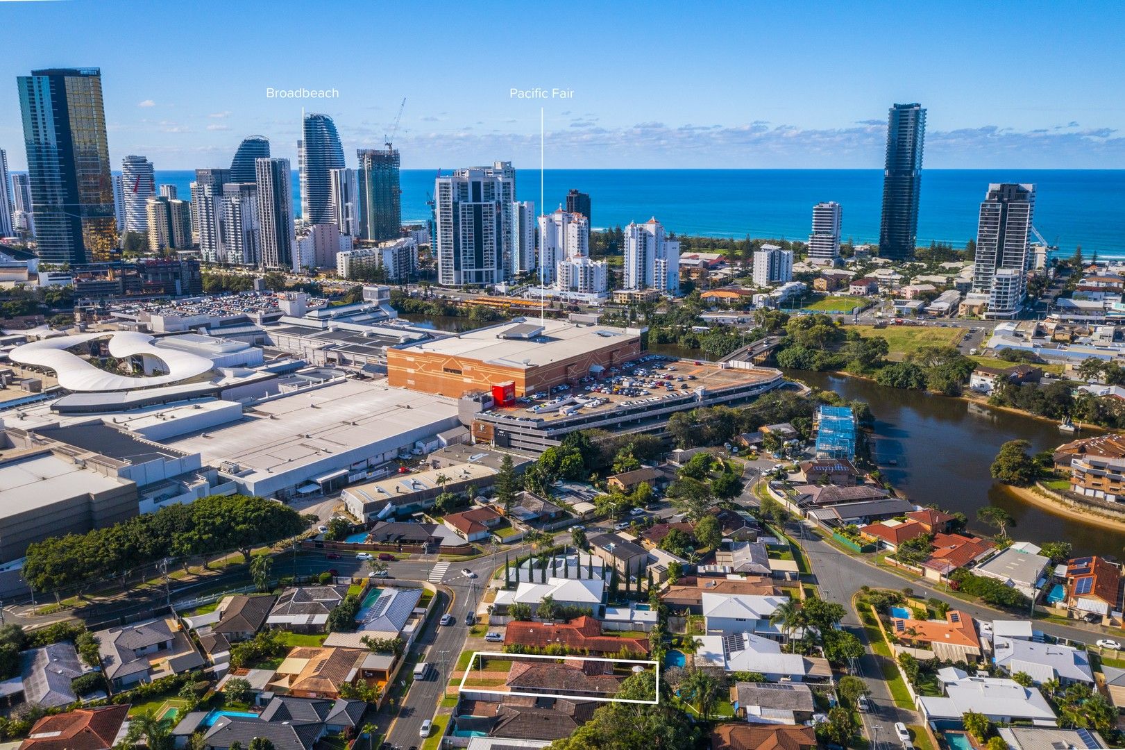 3 bedrooms House in 22 Bordeaux Parade MERMAID WATERS QLD, 4218