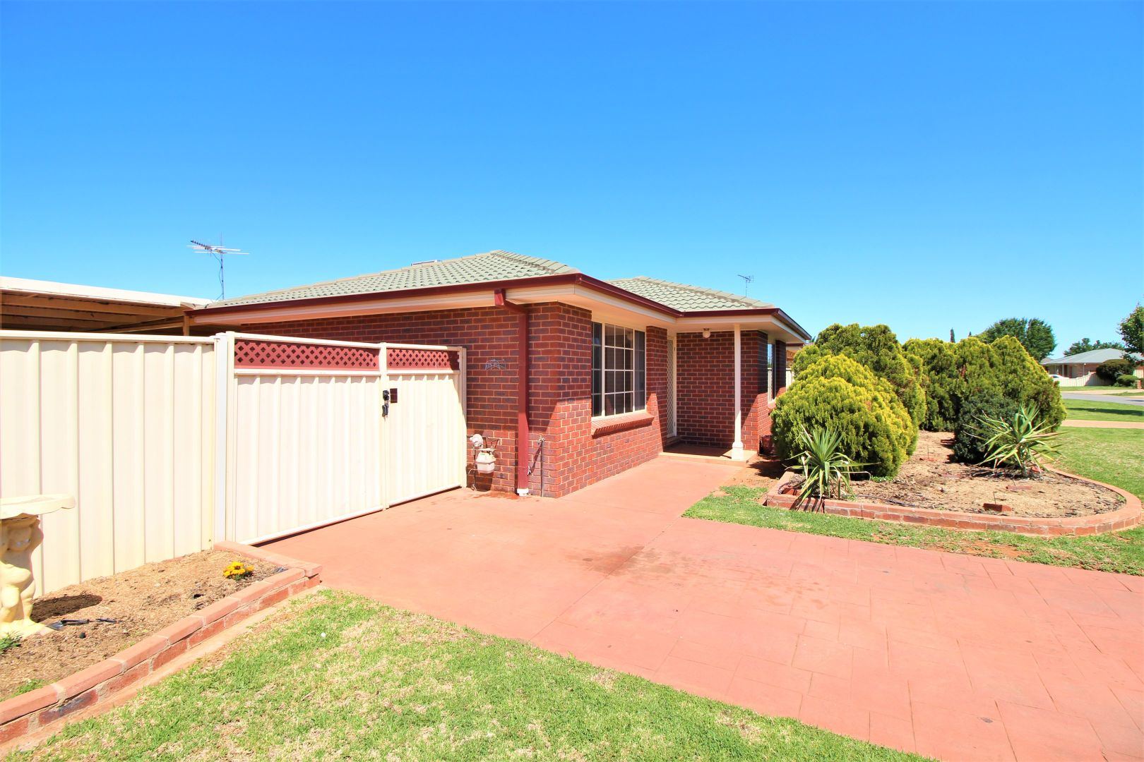 8 Mandalay Drive, Griffith Property History & Address Research Domain