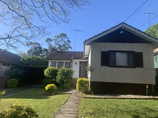 4 bedrooms House in 11 essington st WENTWORTHVILLE NSW, 2145