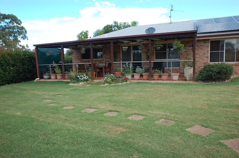 4 bedrooms House in William Street MERINGANDAN WEST QLD, 4352