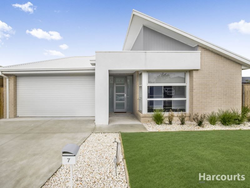 4 bedrooms House in 7 Cyathea Street DROUIN VIC, 3818