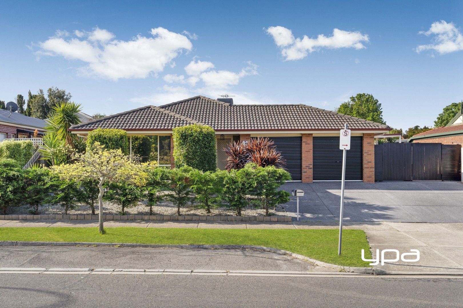 5 bedrooms House in 26 Charter Road East SUNBURY VIC, 3429