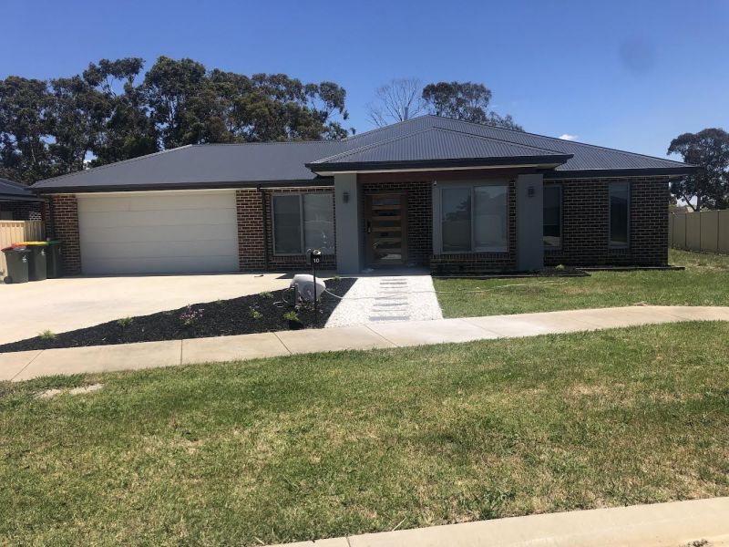 5 bedrooms House in 10 Chris Crescent TRARALGON VIC, 3844