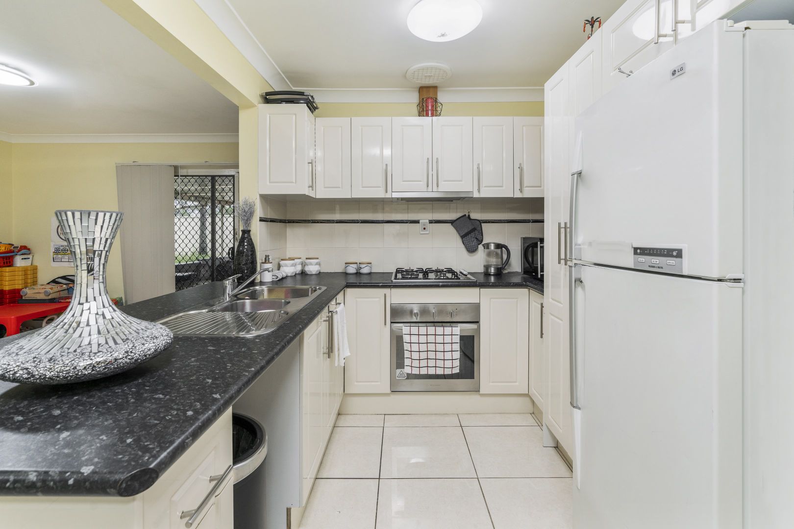 9 Albillo Place, Eschol Park NSW 2558, Image 2