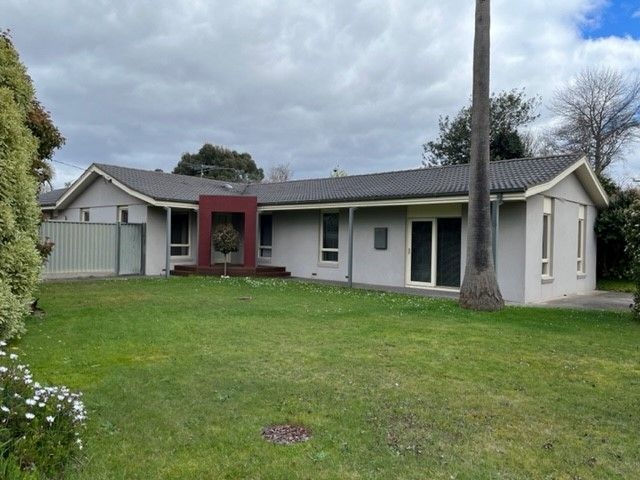 3 bedrooms House in 8 Keily Road GISBORNE VIC, 3437