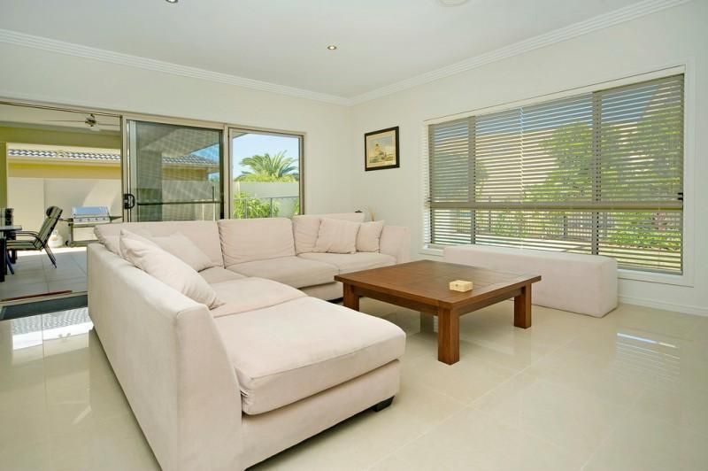 2559 Cressbrook Drive, Hope Island QLD 4212, Image 2