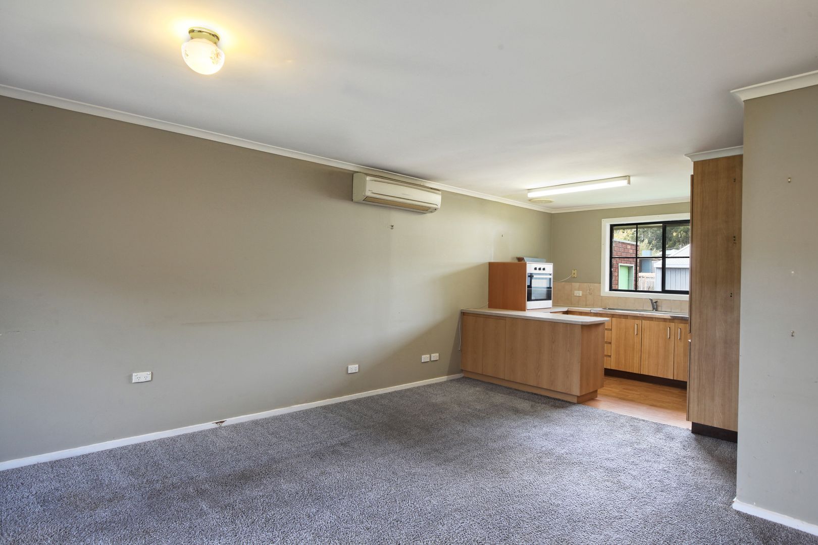 4/2-4 Buckland Street, Woodend VIC 3442, Image 2
