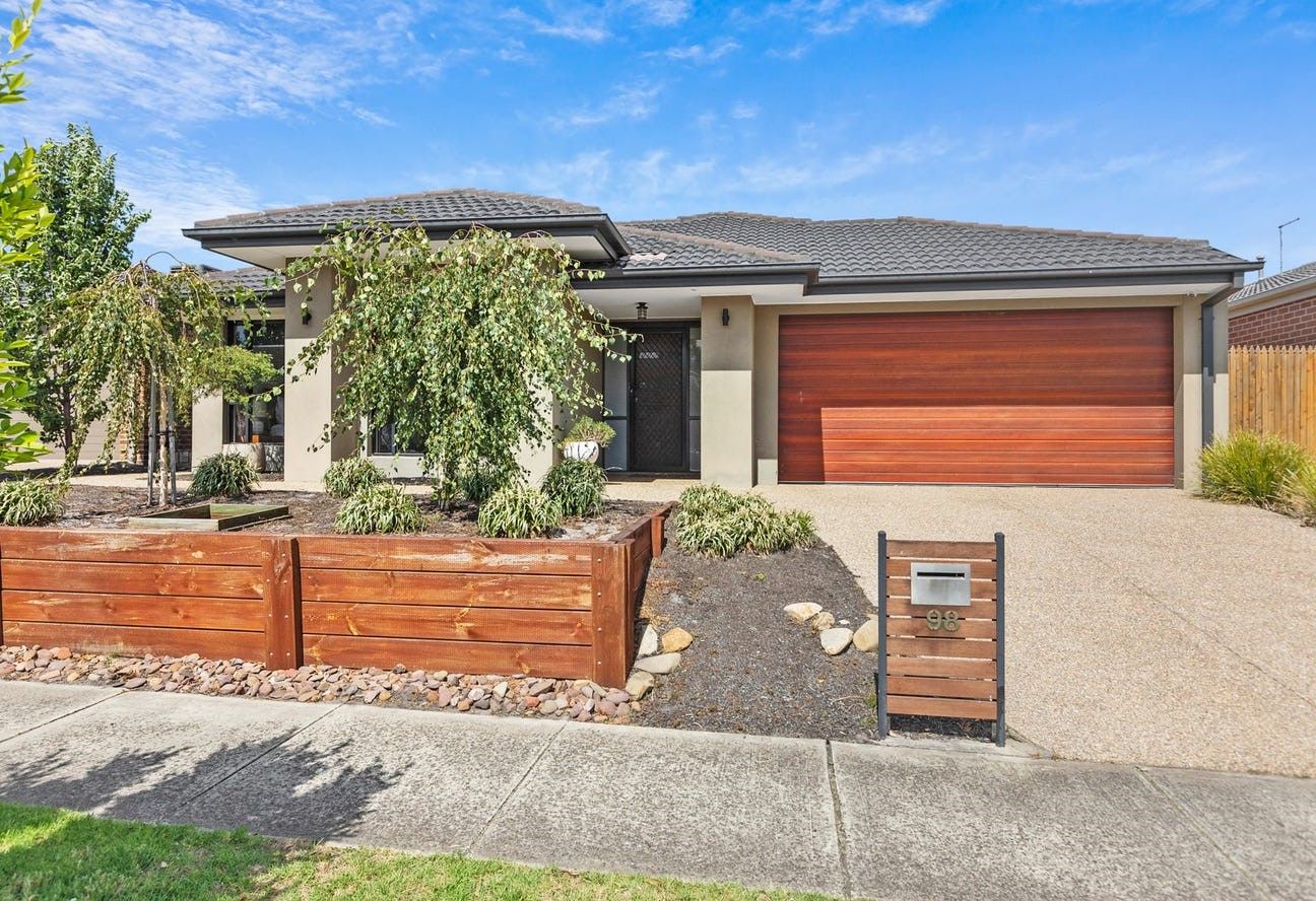 4 bedrooms House in 98 Sandarra Boulevard SANDHURST VIC, 3977