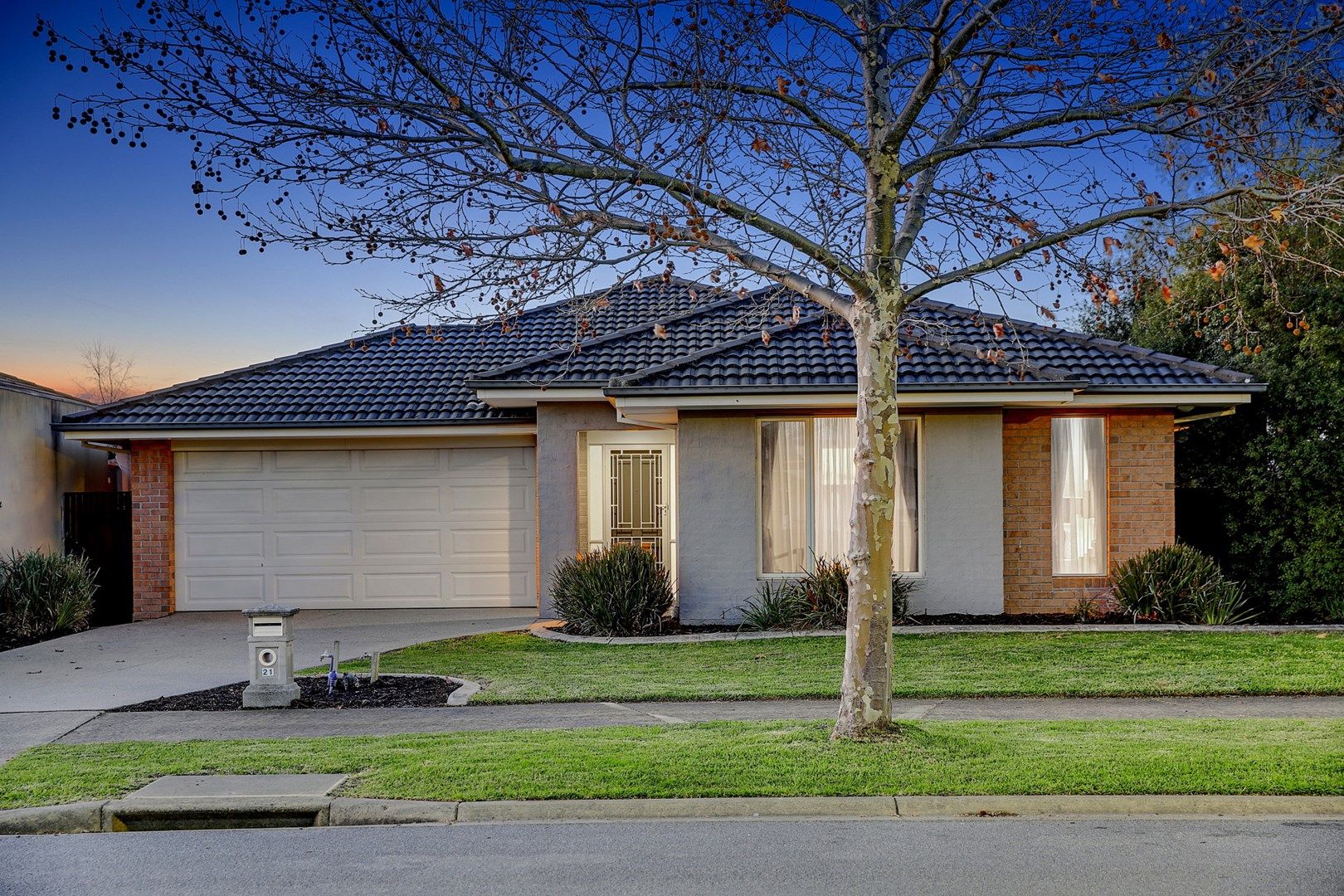 4 bedrooms House in 21 Lakeside Drive SANDHURST VIC, 3977