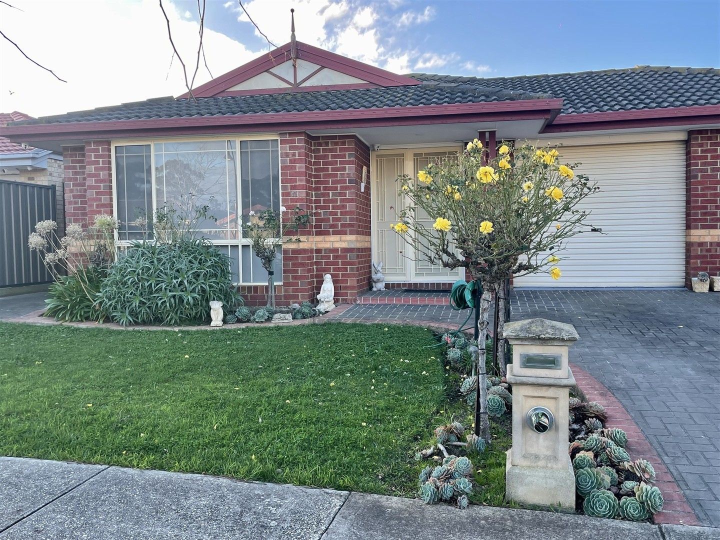 4 bedrooms House in 65 Mckenzie cres ROXBURGH PARK VIC, 3064