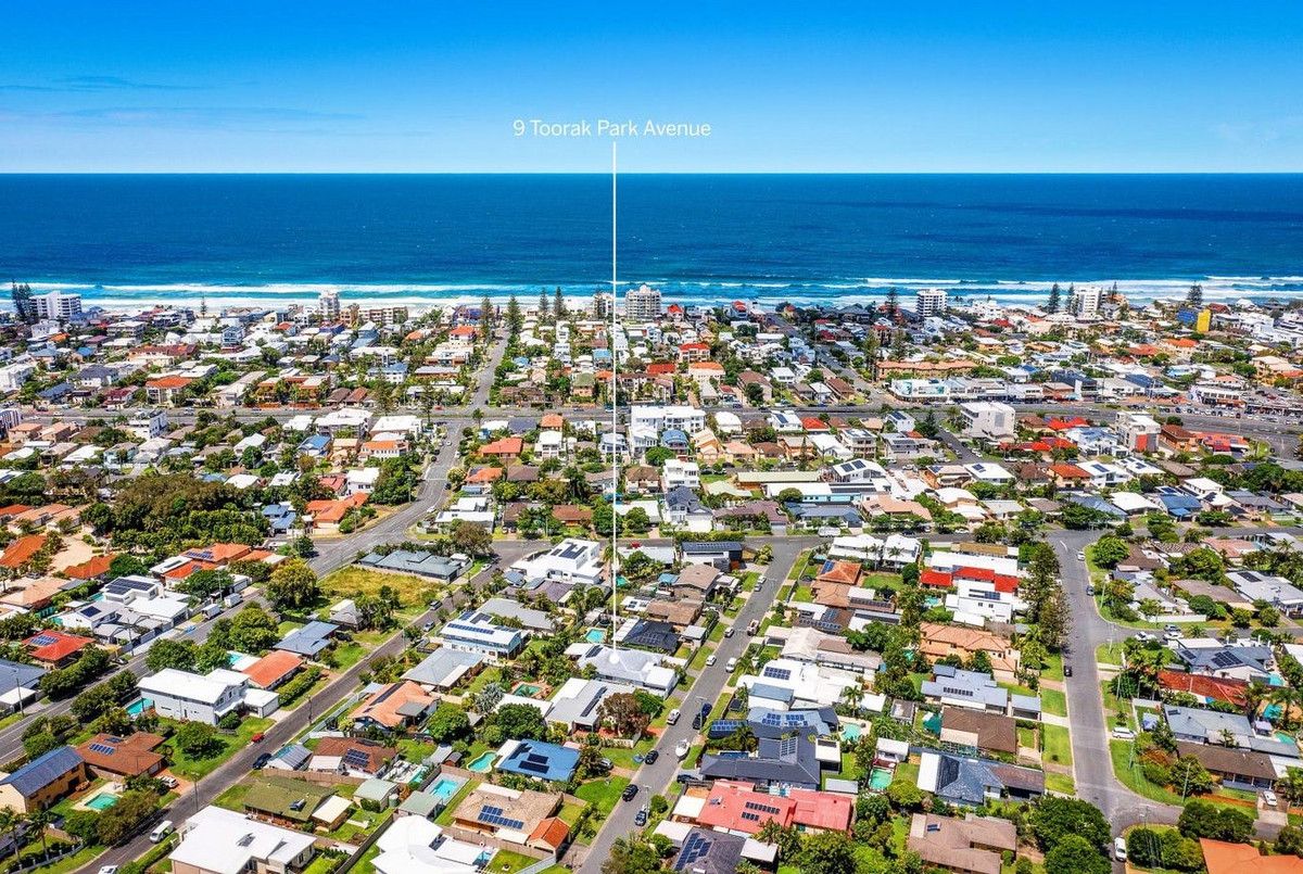 4 bedrooms House in 9 Toorak Park Avenue MERMAID WATERS QLD, 4218
