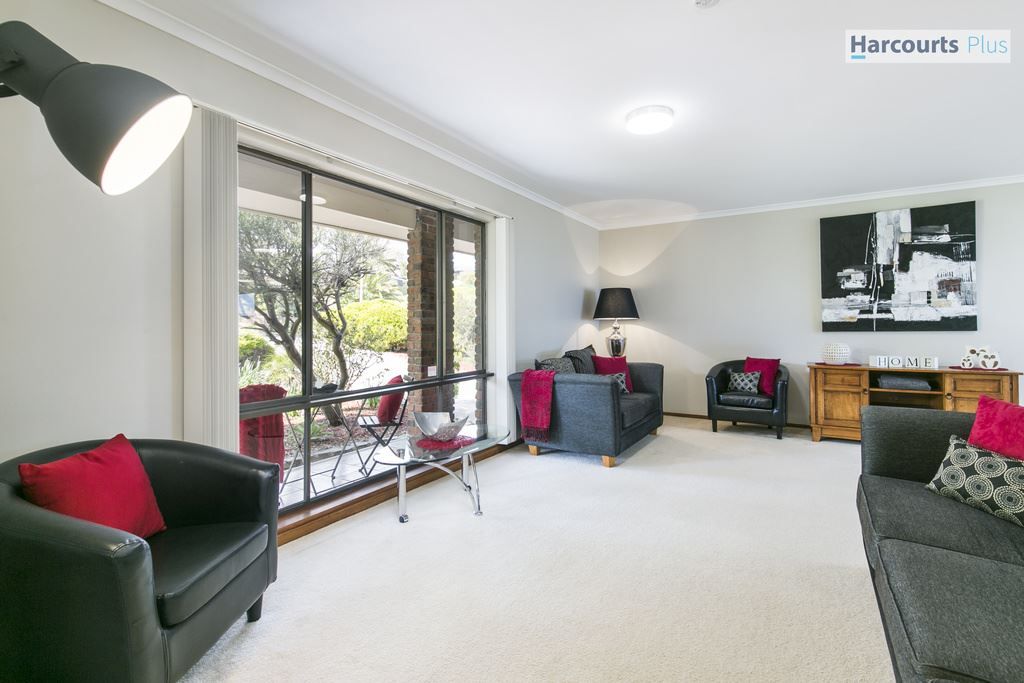 17 Arafura Court, Hallett Cove SA 5158, Image 2