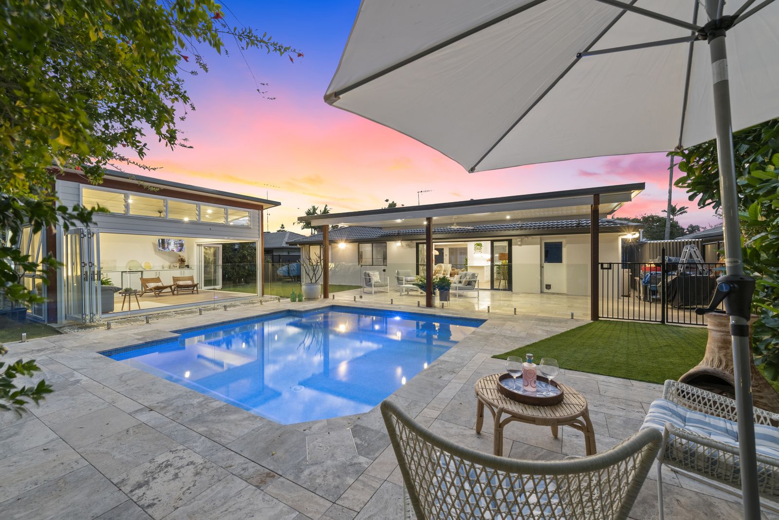 4 bedrooms House in 6 Clives Circuit CURRUMBIN WATERS QLD, 4223