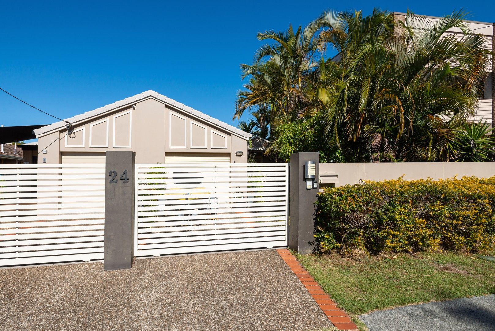 2/24 Victor Avenue, Paradise Point QLD 4216, Image 0