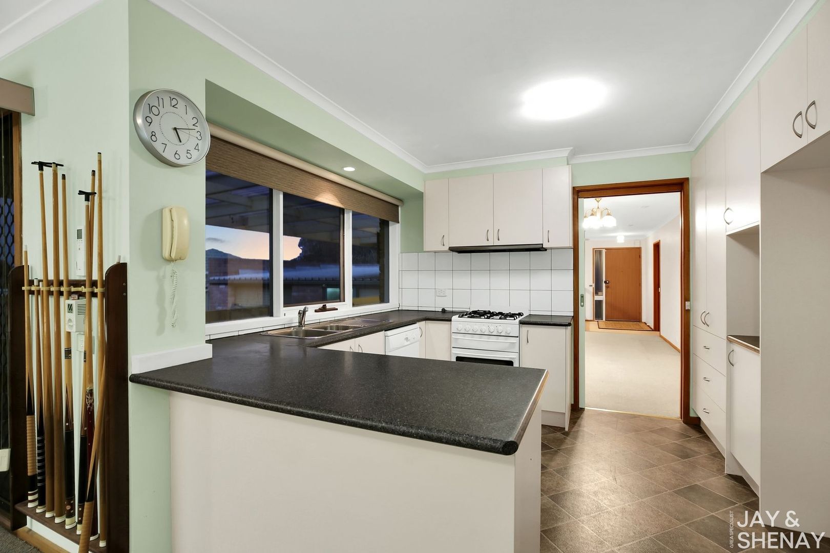 10 Chiswick Court, Endeavour Hills VIC 3802, Image 2