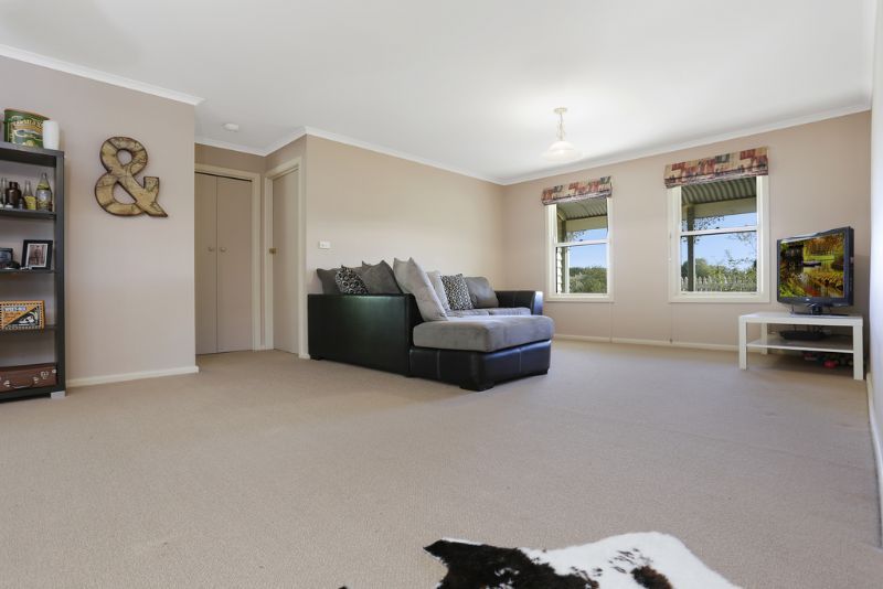 36 Latta Street, Woolsthorpe VIC 3276, Image 2