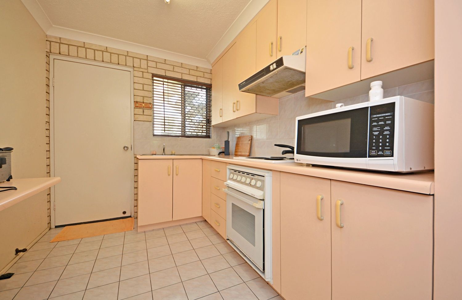 2/235 Dean Street, Berserker QLD 4701, Image 2