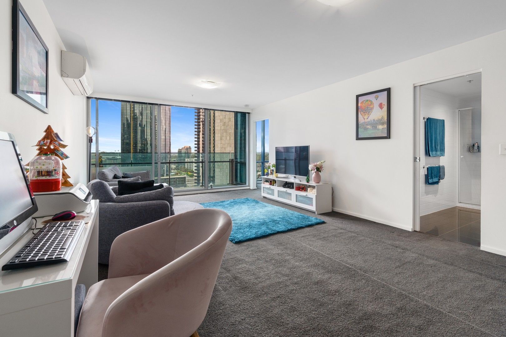 2 bedrooms Apartment / Unit / Flat in 2004/241 City Road SOUTHBANK VIC, 3006