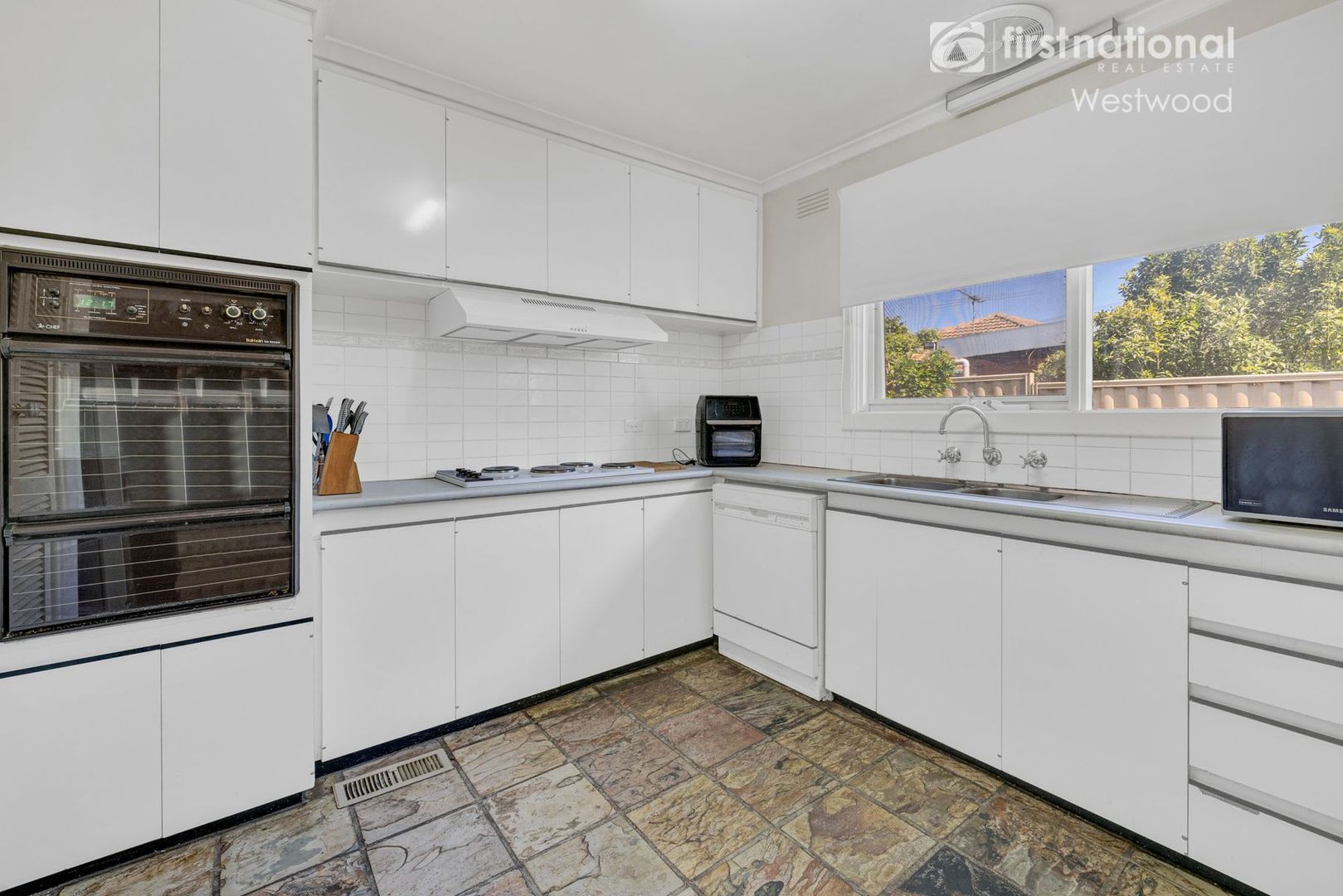 2 Paloma Court, Hoppers Crossing VIC 3029, Image 2