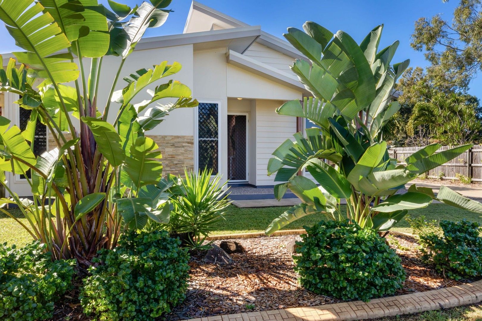 2 bedrooms Townhouse in 1/20 Osprey Close SLADE POINT QLD, 4740