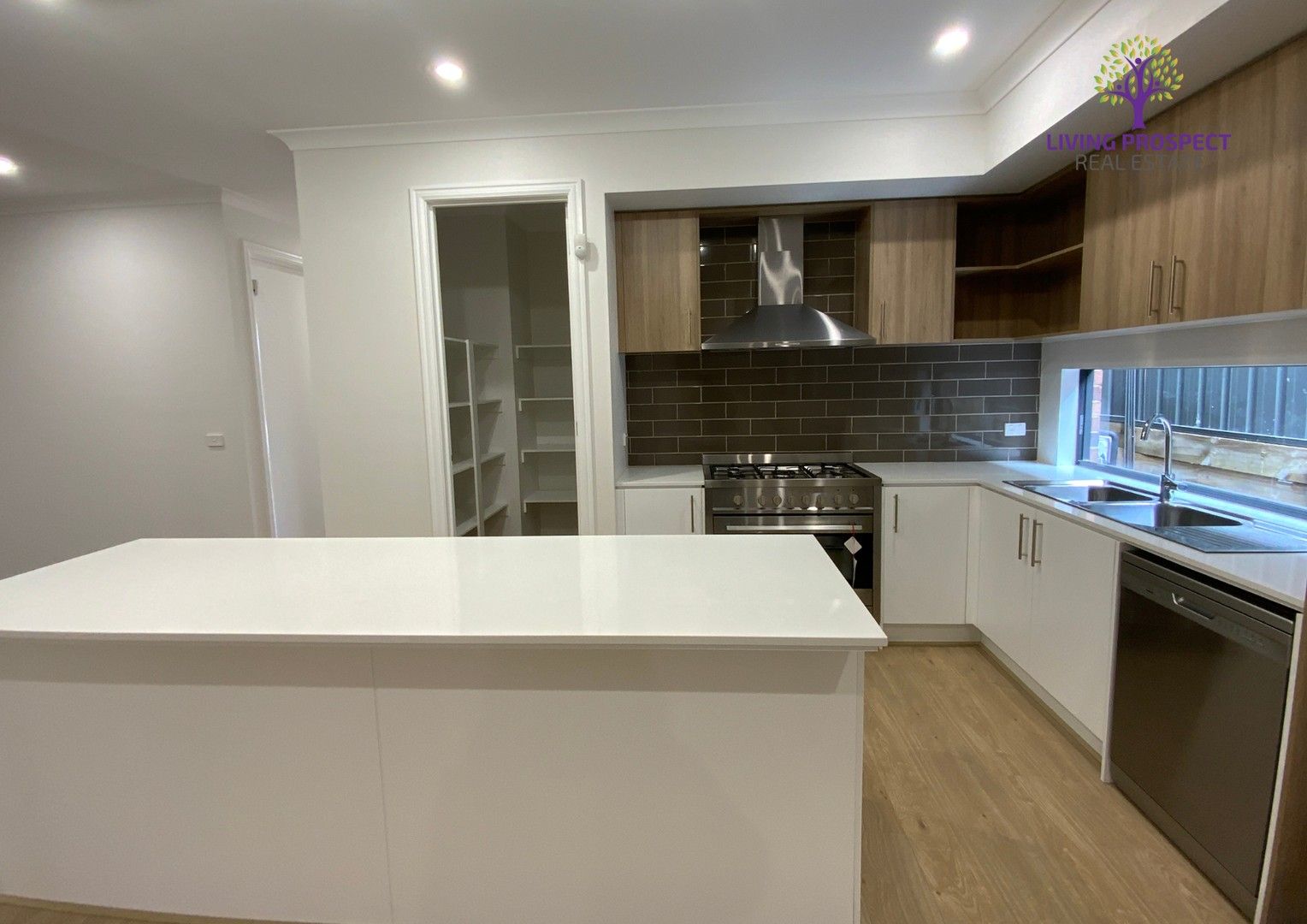 4 bedrooms House in 18 Bighorn Road TRUGANINA VIC, 3029