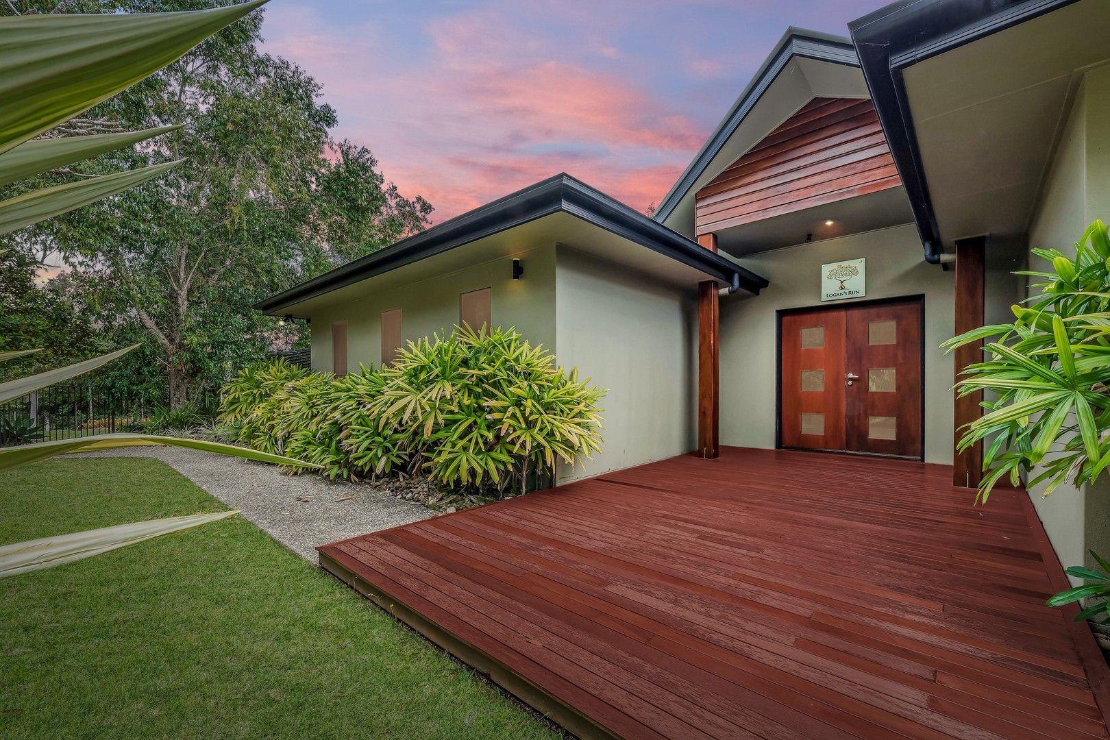 4 bedrooms House in 45 Ridge View Road CANNONVALE QLD, 4802