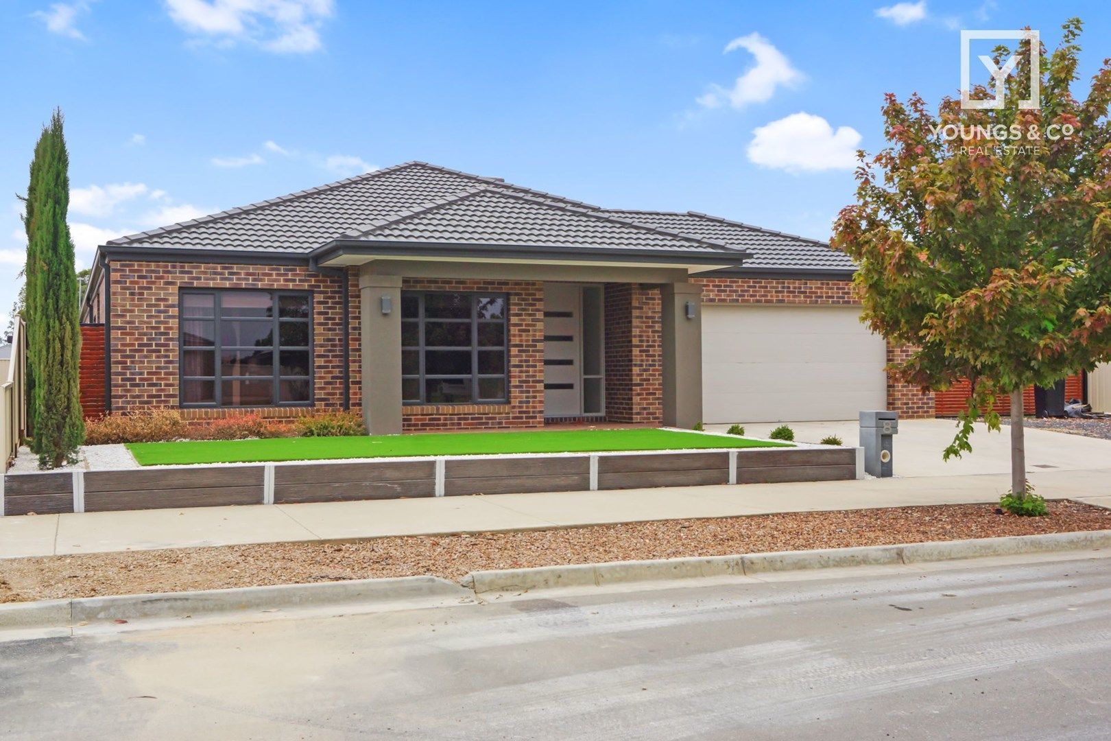 4 bedrooms House in 8 Sanctuary Dr KIALLA VIC, 3631