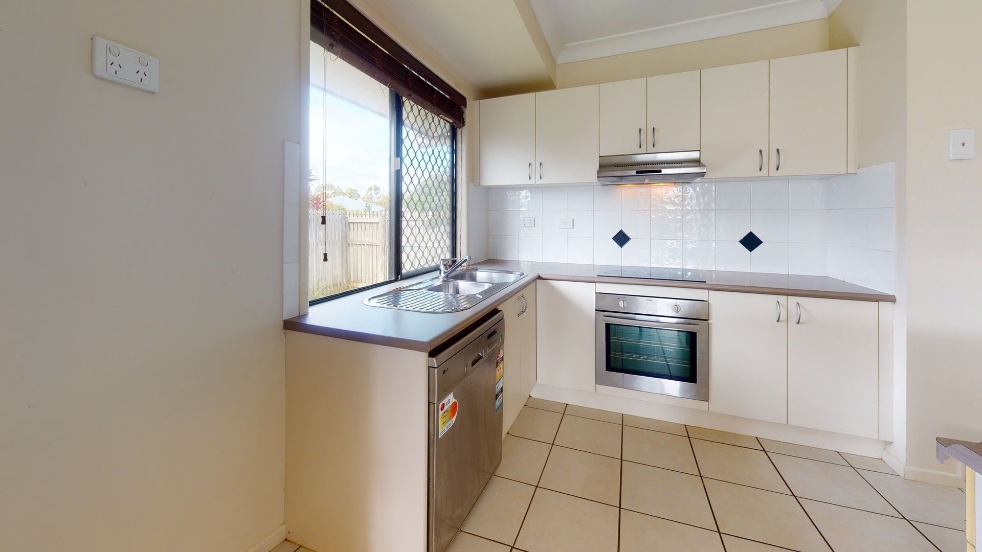 3 bedrooms House in 40 Gatwick Street BURDELL QLD, 4818