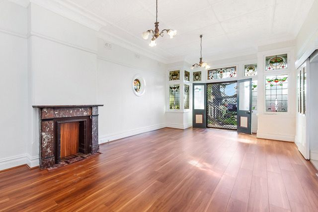 4 bedrooms House in 10 Barnsbury Grove DULWICH HILL NSW, 2203