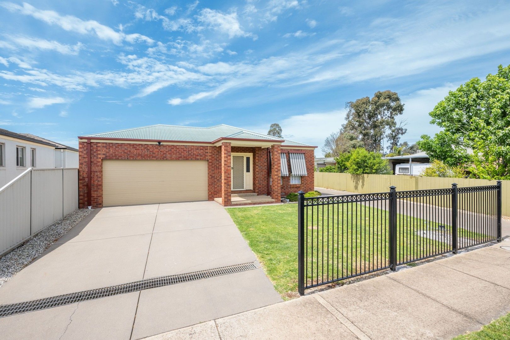 3 bedrooms Townhouse in 1/17 Dampier Avenue SHEPPARTON VIC, 3630
