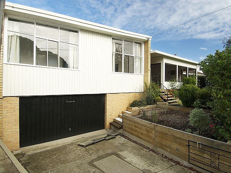 3 bedrooms House in 16 Eel Race Road SEAFORD VIC, 3198