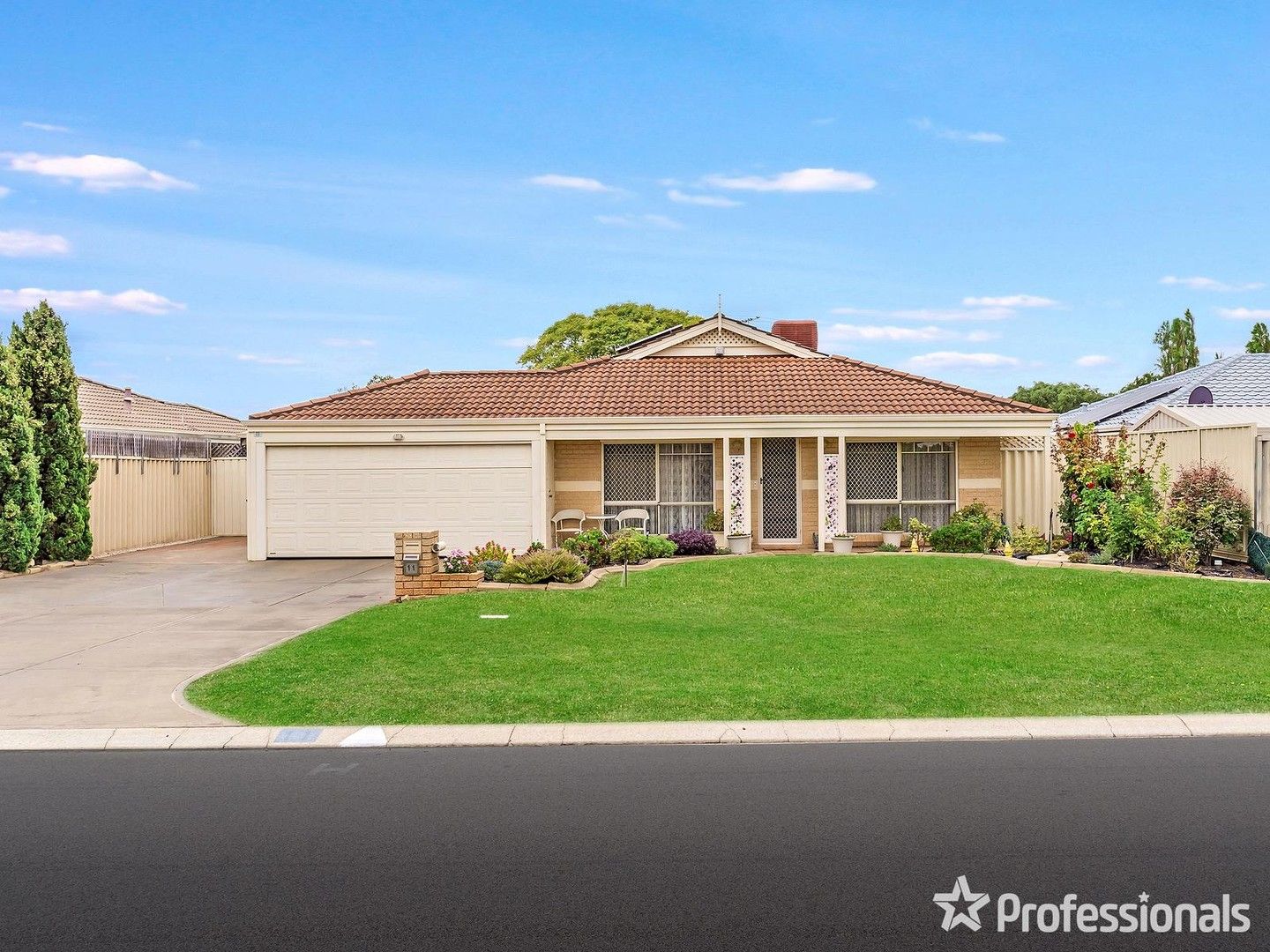 4 bedrooms House in 11 Santa Monica Drive WAIKIKI WA, 6169