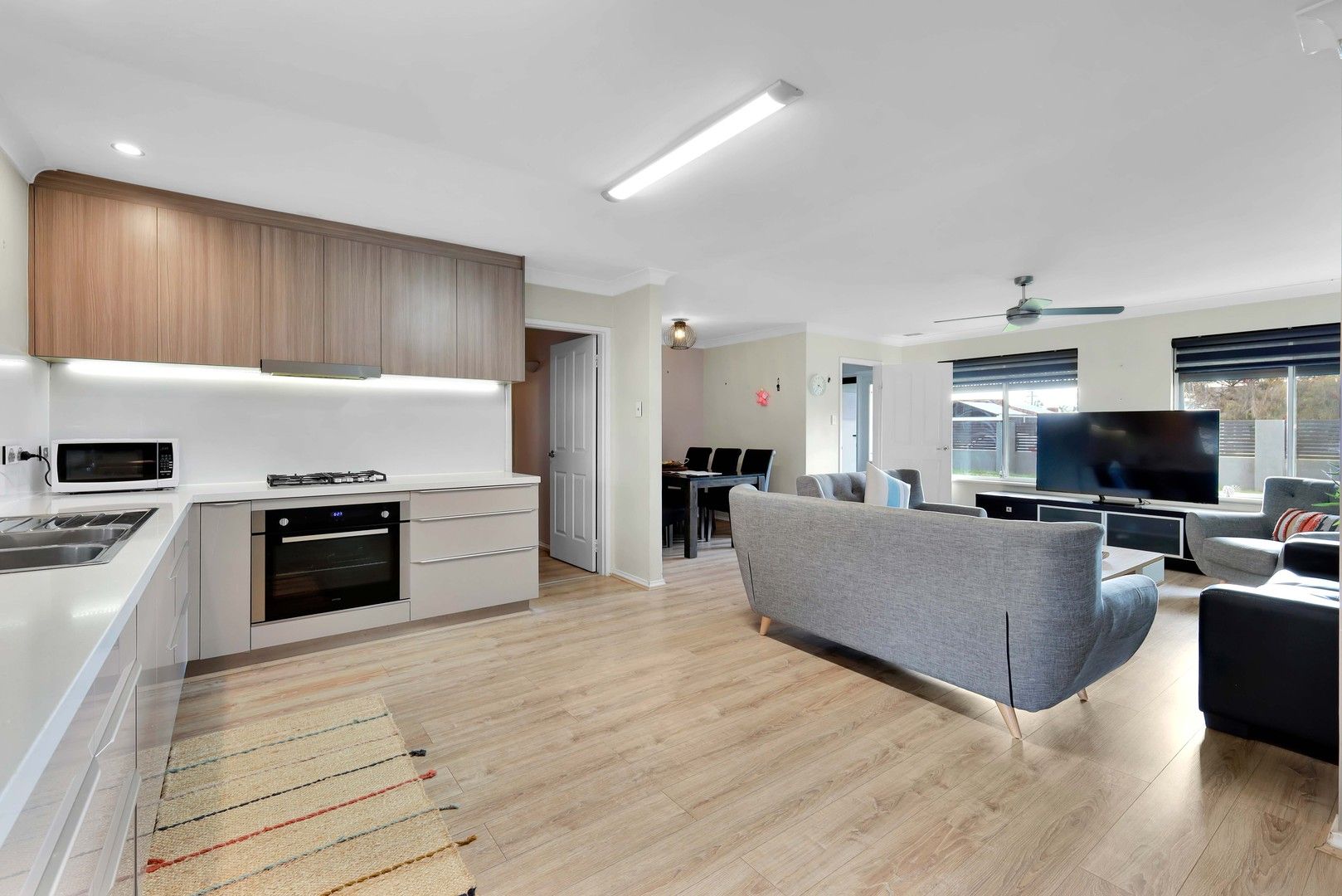 4 bedrooms House in 16 Penhurst Court THORNLIE WA, 6108
