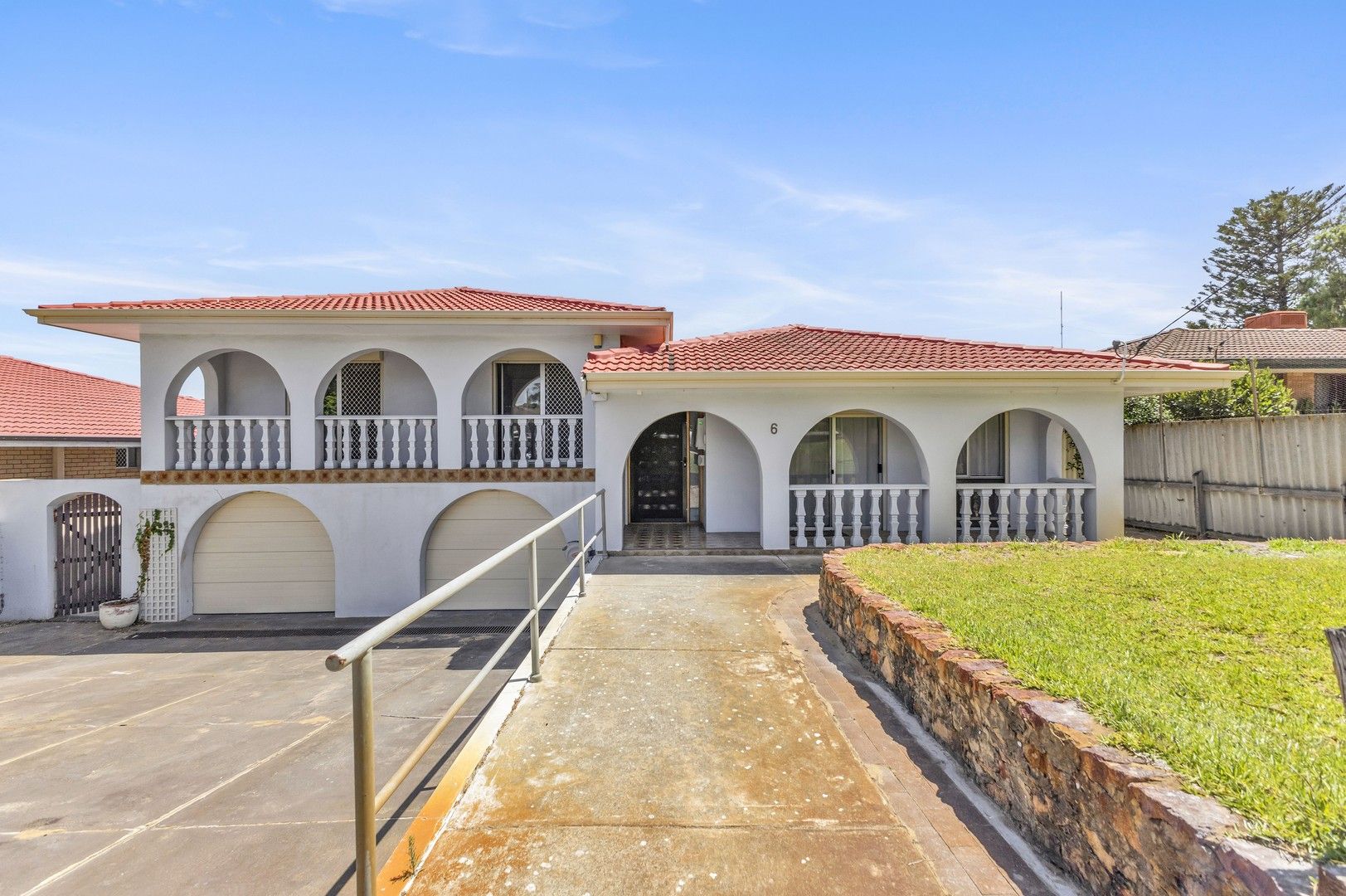 4 bedrooms House in 6 Keats Place SPEARWOOD WA, 6163