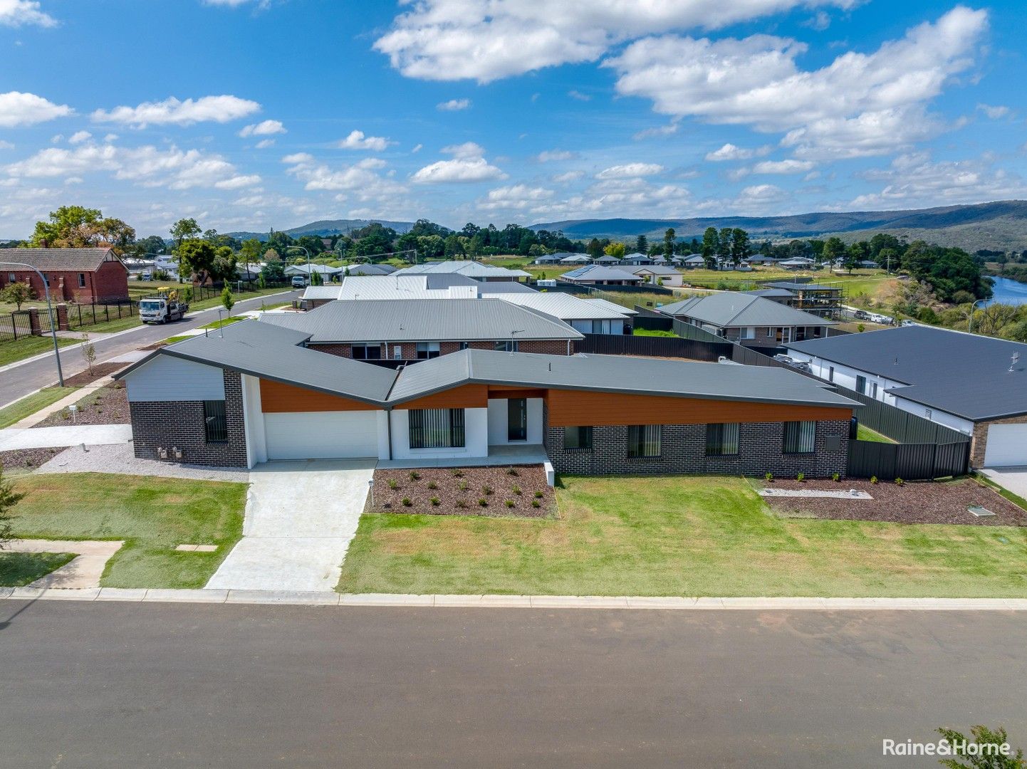 4 bedrooms House in 22 Carmella Drive GOULBURN NSW, 2580