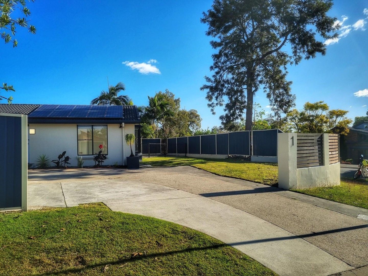 3 bedrooms House in 23 Intrepid Street JAMBOREE HEIGHTS QLD, 4074