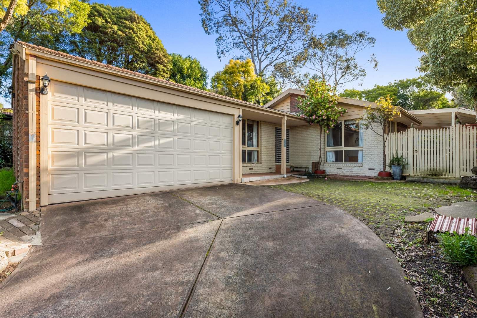 4 bedrooms House in 108 Narr-Maen Drive CROYDON HILLS VIC, 3136