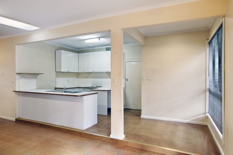 98 Marsh Court, Woodend VIC 3442, Image 2