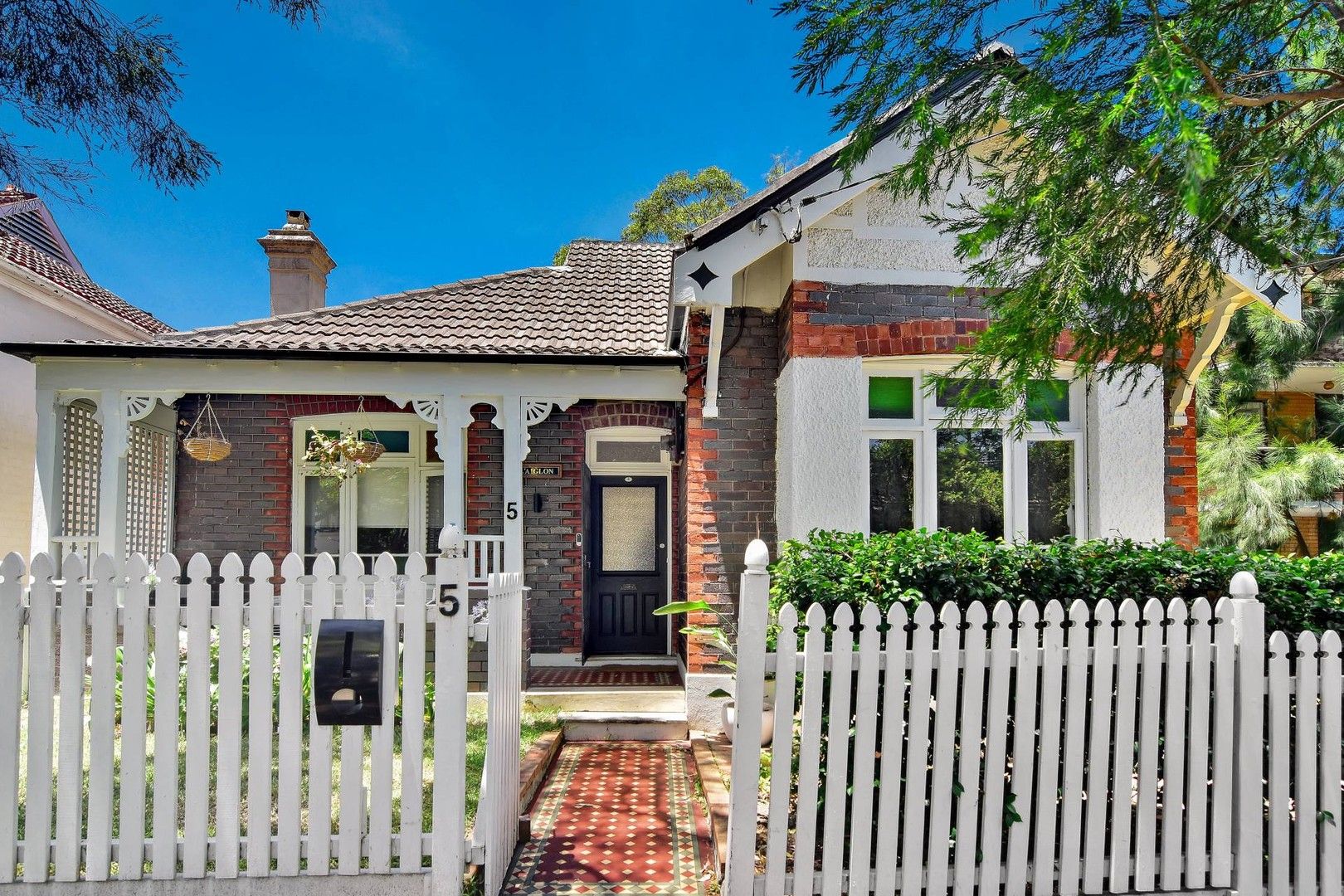 4 bedrooms House in 5 Tupper Street ENMORE NSW, 2042