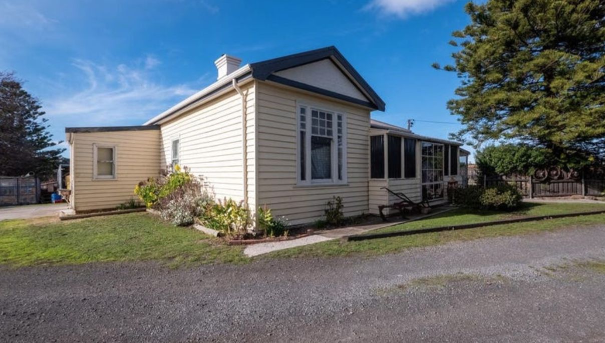 3 bedrooms House in 16 Bayswater Road MOONAH TAS, 7009