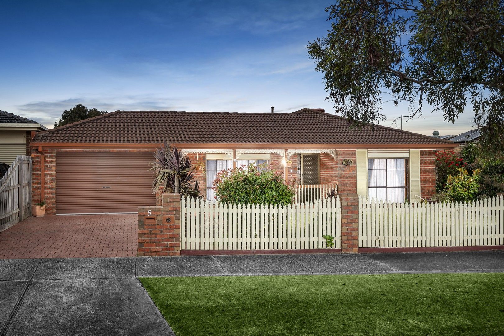 5 Tenterden Place, Mill Park VIC 3082, Image 0