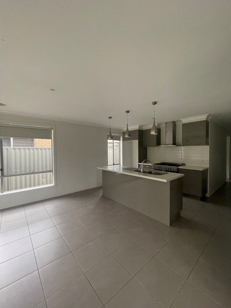 4 bedrooms House in 8 Brittle Gum Road CRANBOURNE EAST VIC, 3977