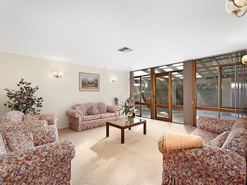 31 Vickers Avenue, STRATHMORE HEIGHTS VIC 3041, Image 2