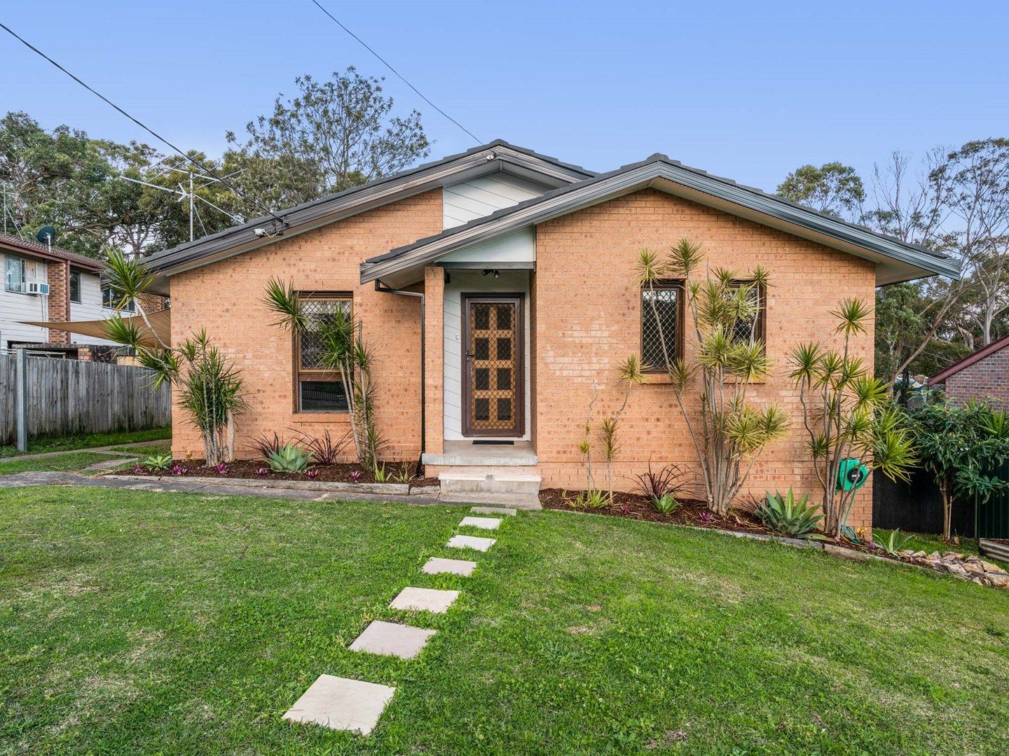 2 bedrooms House in 24 Tarana Place BOLTON POINT NSW, 2283