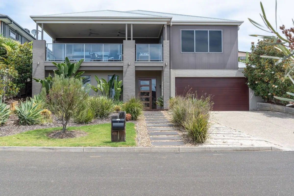 4 bedrooms House in 13 Springbank Circuit TORQUAY VIC, 3228