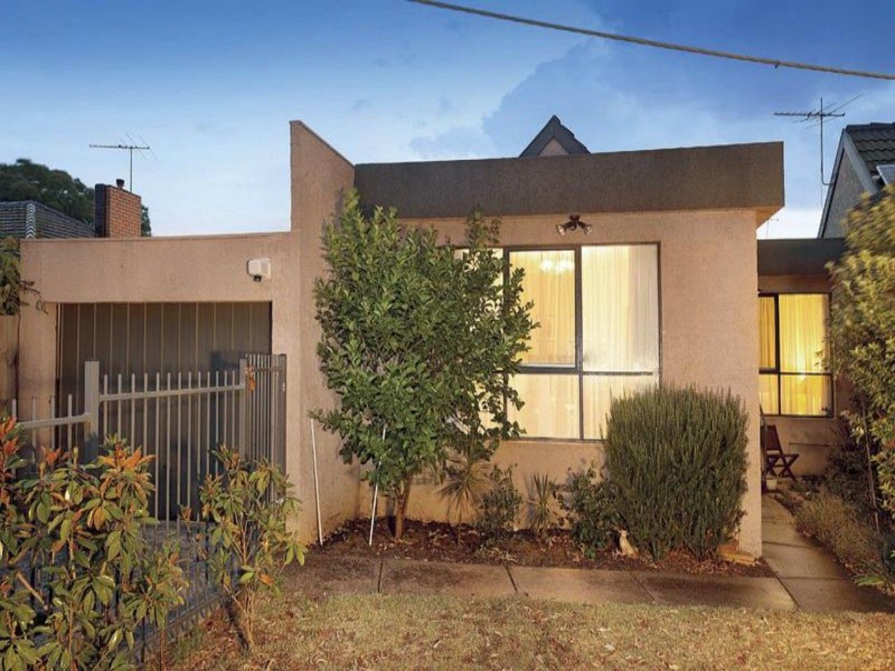 2 bedrooms Apartment / Unit / Flat in 2/62 Waverley Road CHADSTONE VIC, 3148