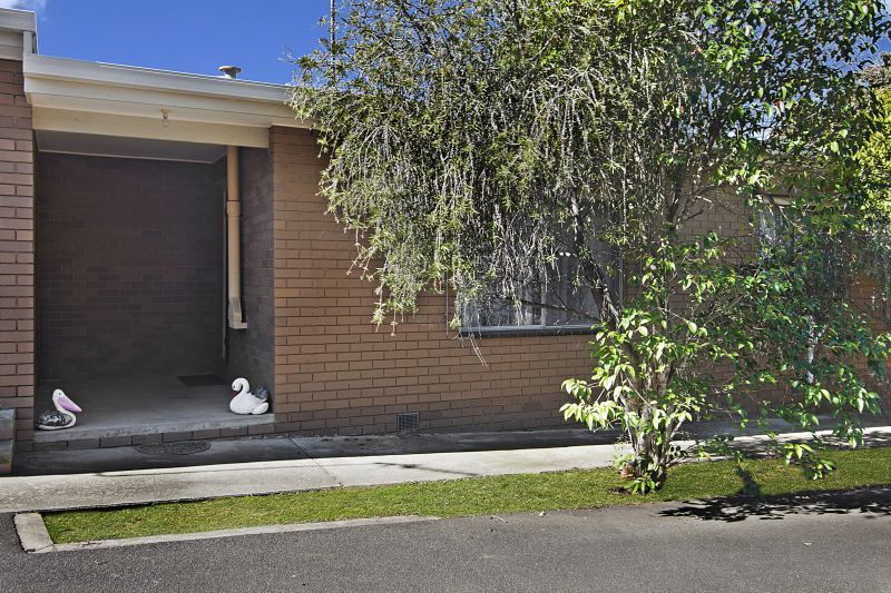 2/11 Hayes Street, Ironbark VIC 3550, Image 0