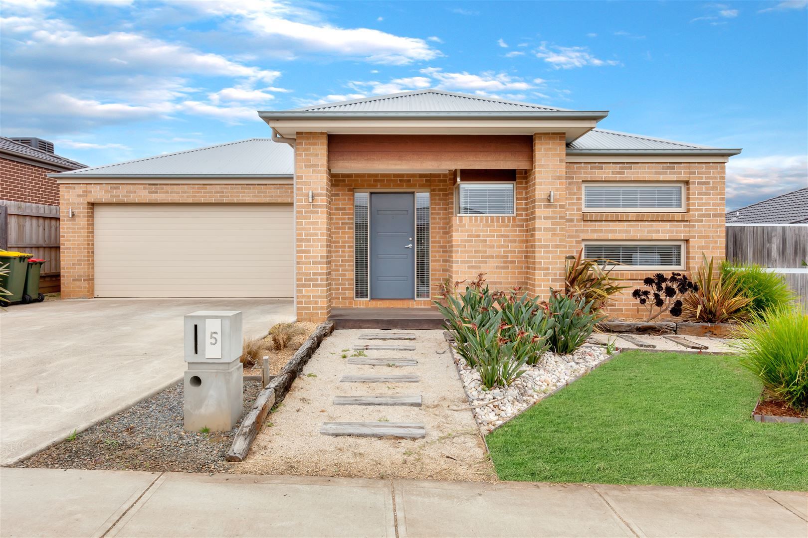 3 bedrooms House in 5 Greyfriars Way DROUIN VIC, 3818