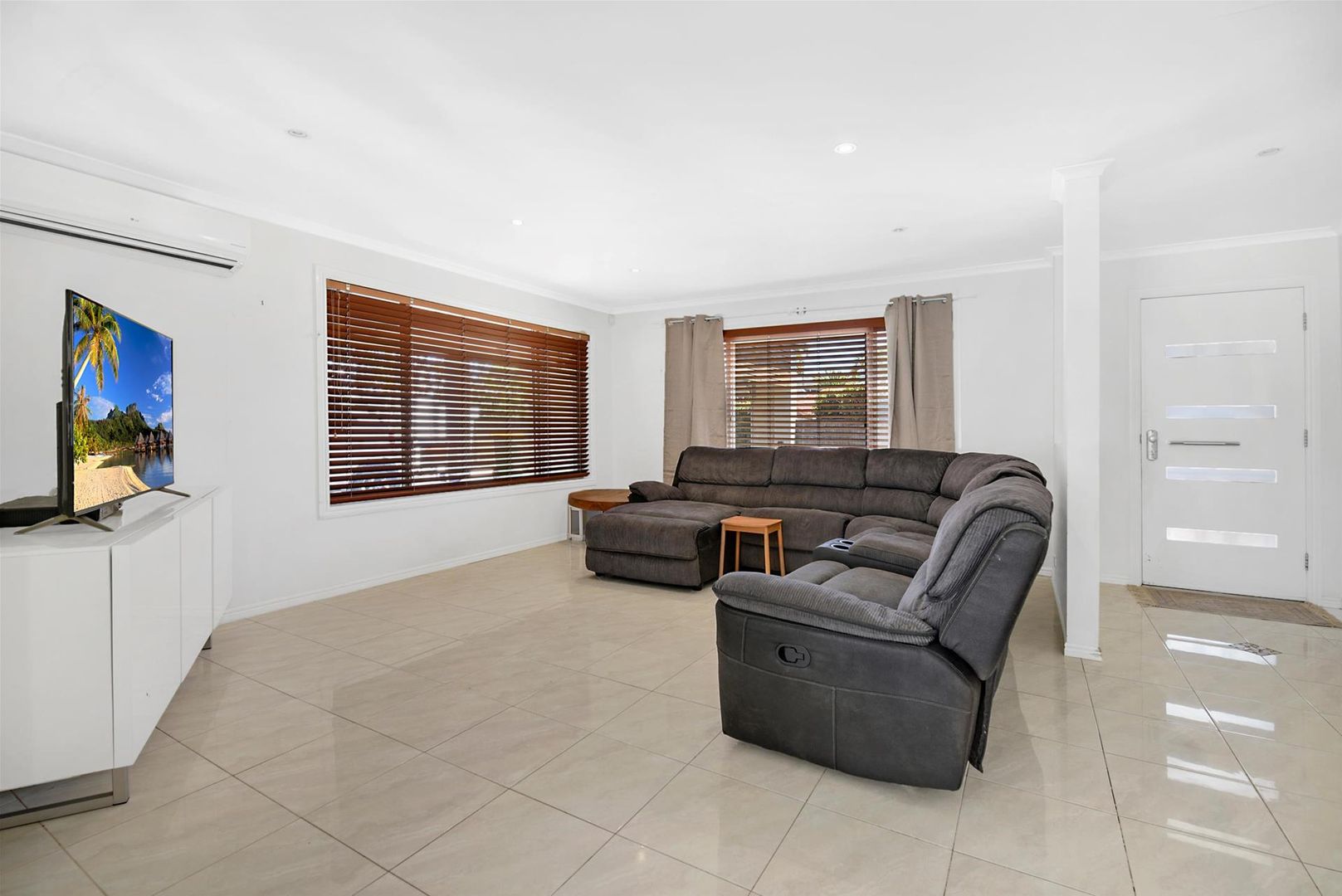 10 Wombat Court, Sorrento QLD 4217, Image 2